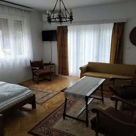 Katalin Vendeghaz Apartment *
